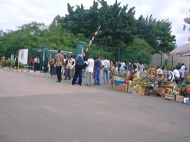 Photo rfugis congolais devant Africa No.1, Libreville, Gabon.