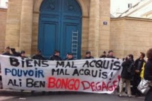 Jeudi noir et un collectif anti-colonial manifestent contre Ali Bongo Ondimba, à Paris