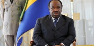 L'héritier (ici, en visite en Côte d'Ivoire, en janvier) abrège souvent réunions et palabres. AFP