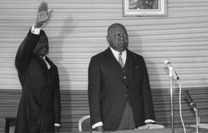 En 1967, c'est à l'ambassade du Gabon à Paris qu'Albert-Bernard Bongo (à gauche) prête serment à l'heure de remplacer Léon M'Ba (à droite).   AFP