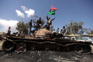 Des chars éventrés, des canons d'artillerie calcinés, mêlés à des cadavres de combattants africains, près de Benghazi : les premières opérations sont un «succès» assurent les Etats-Unis.