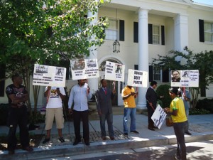 Des Gabonais Manifestent devant la Villa des Kennedy à Washington