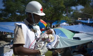 Neuf jours après, l’aide afflue à Haïti, les sauveteurs refluent