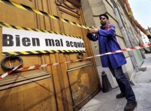 Pose symbolique de scellés sur un hôtel particulier d’Omar Bongo à Paris