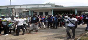 Des jeunes supporters des Panthères réclament des billets gratuits à Libreville