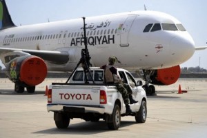 Les rebelles se heurtent à une résistance acharnée à l’aéroport de Tripoli