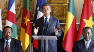 Indépendance: Sarkozy rend un hommage contesté aux liens entre la France et l'Afrique