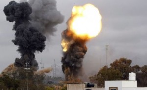 Libye: trois fortes explosions à Tripoli survolé par des avions